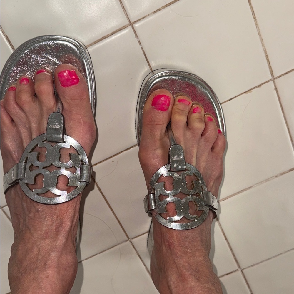 TORY BURCH metallic leather, silver platform, sandals flip-flops size 7. NWOT